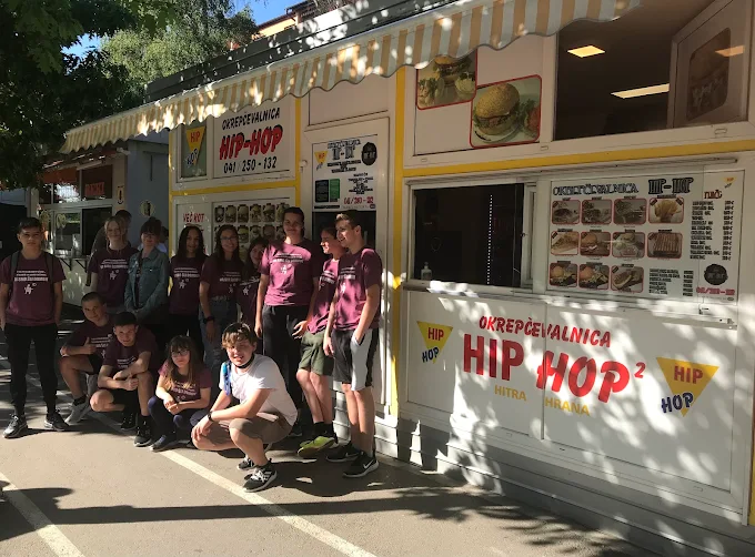 Skupina obiskovalcev pred kioskom Hip-Hop